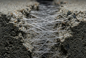 Как работают армирующие волокна в строительных смесях: механизм действия и применение